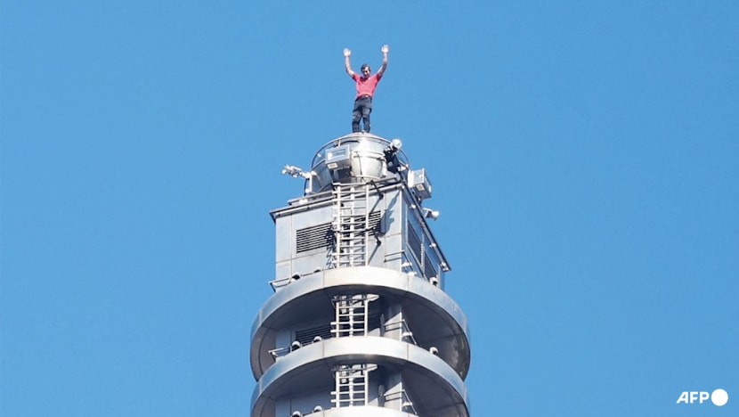 American rock climber Alex Honnold free-climbs Taipei 101 - CNA