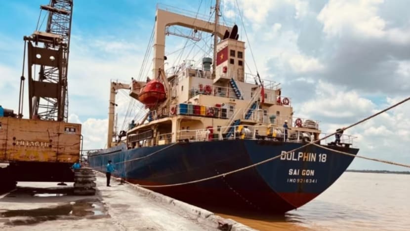 SG bantu selamatkan 18 anak kapal dari kapal berdaftar Vietnam SG bantu selamatkan 18 anak kapal dari kapal berdaftar Vietnam