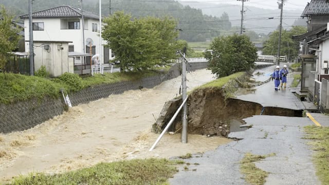 日本中部遭暴雨侵袭 引发土崩和水灾