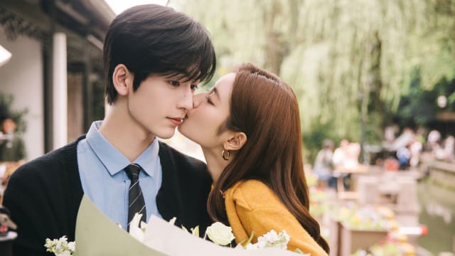 是“绿茶男”，也是“亲嘴天才”！《爱你》张凌赫因吻技爆红，60场吻戏让粉丝陷疯狂！