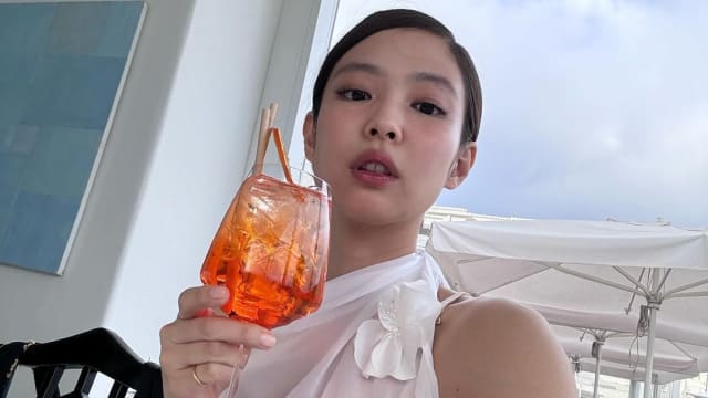 被票选为“抽烟毁形象艺人”冠军　Jennie为造型师庆生企图反转舆论？