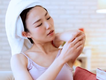 What causes elbows and knees to darken? Skincare tips on dealing with hyperpigmentation