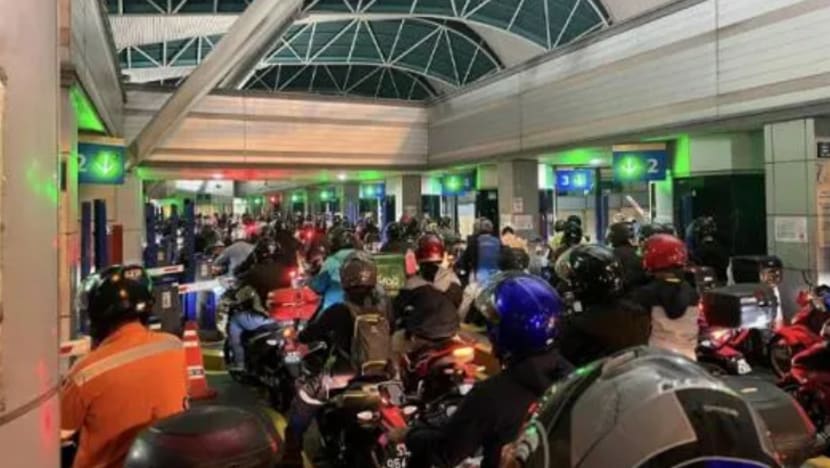 Tiada kakitangan di kaunter: Formula baru pertukaran syif atasi kesesakan di Tambak Johor