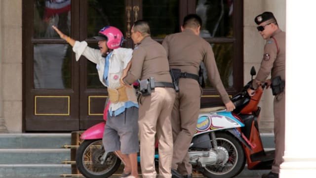 摩托车手闯入泰国政府大楼 要求见首相后被拘留