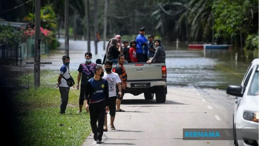 Penduduk Muar lega air bah mula surut selepas 4 hari 'terkepung' Penduduk Muar lega air bah mula surut selepas 4 hari 'terkepung'