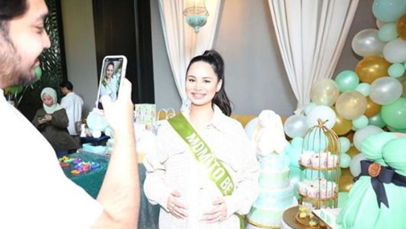 Pelakon Izara Aishah timang cahaya mata sulung Pelakon Izara Aishah timang cahaya mata sulung
