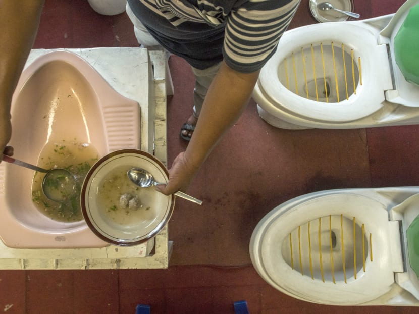Indonesian toilet cafe serves up stomach-churning food