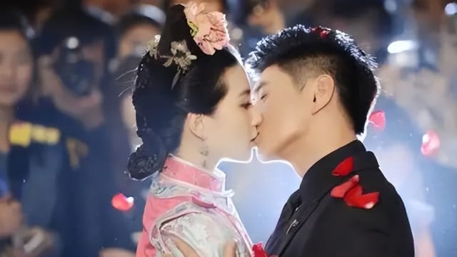 与刘诗诗结婚10年，感情“好得很”！吴奇隆带5岁儿子公园玩耍被拍