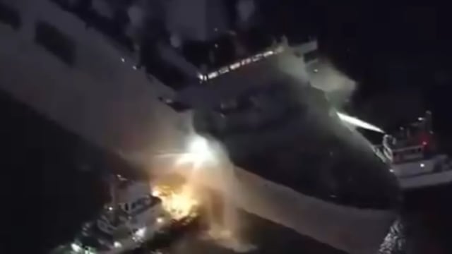 美军舰在冲绳外海失火 两名船员受伤