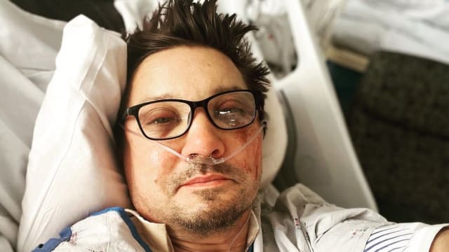 腿部遭雪车辗过　“Hawkeye”Jeremy Renner晒病容照报平安
