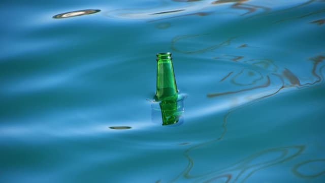 瓶子海上漂流 斯里兰卡渔民喝后四死两命危