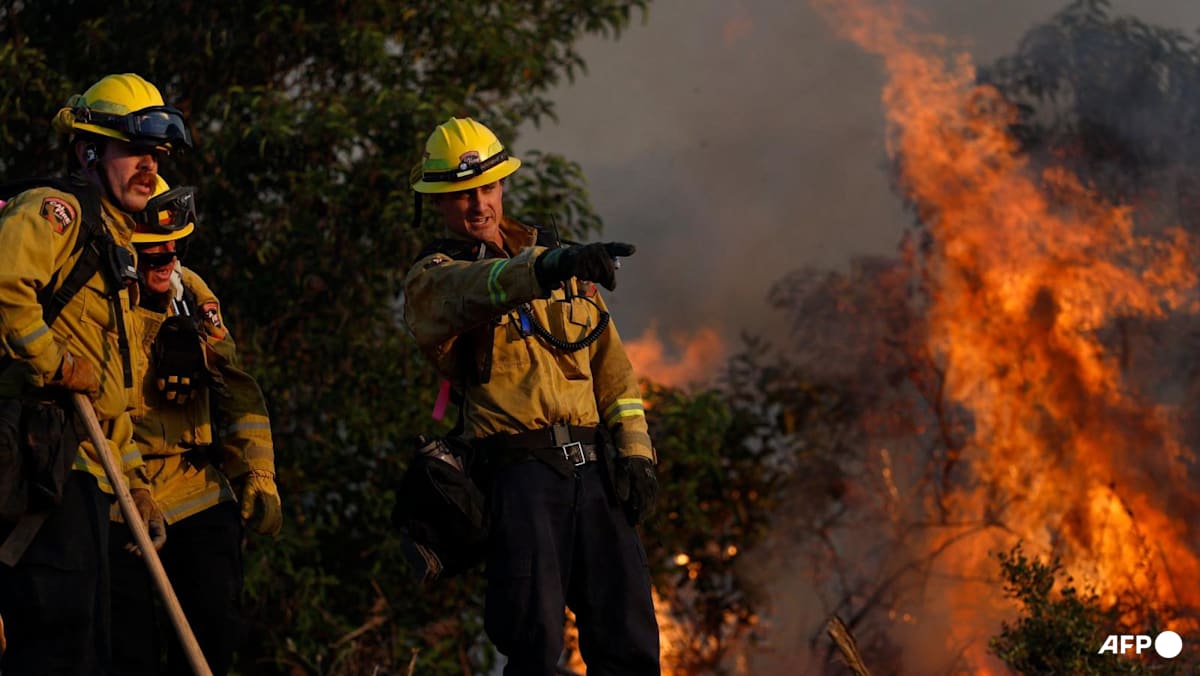 Brush fire near Los Angeles forces thousands to evacuate