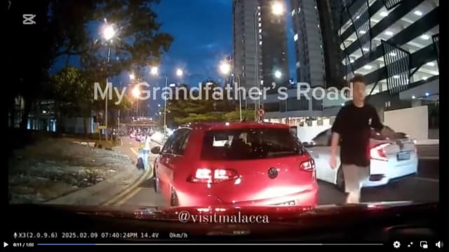 两名新加坡注册轿车司机  新山路上互飙骂