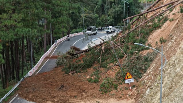 越南中南部新一轮暴雨致多处土崩 至少两人死亡