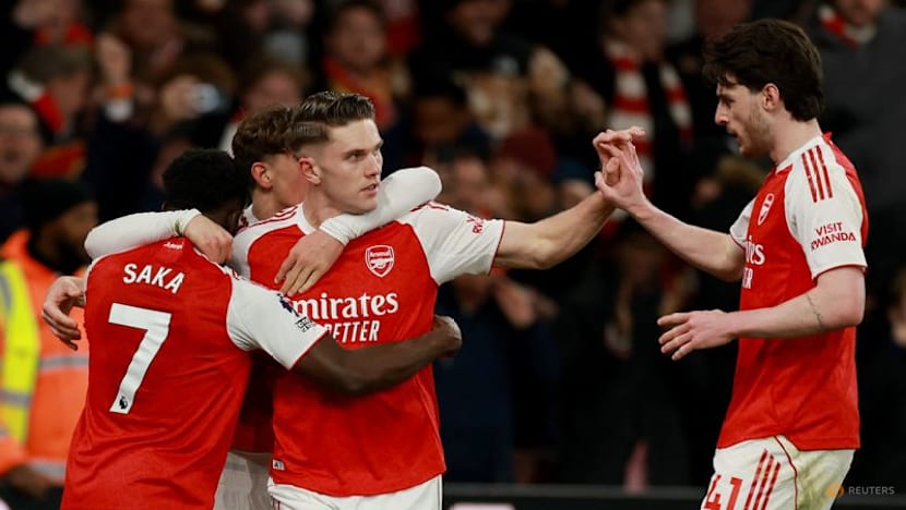 Arsenal stretch lead with win over Everton as City held by West Ham