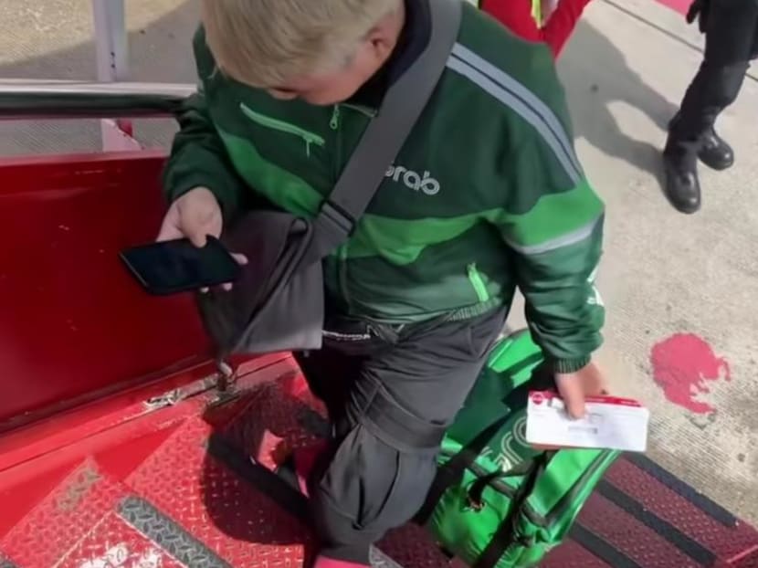 Viral video of delivery rider flying to Singapore to buy chicken rice for customer in Thailand is not real, says Grab Viral video of delivery rider flying to Singapore to buy chicken rice for customer in Thailand is not real, says Grab