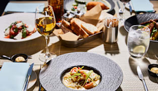 சுவையா? சித்திரவதையா? பிரபல உணவகத்தின் இருண்ட பக்கம்!