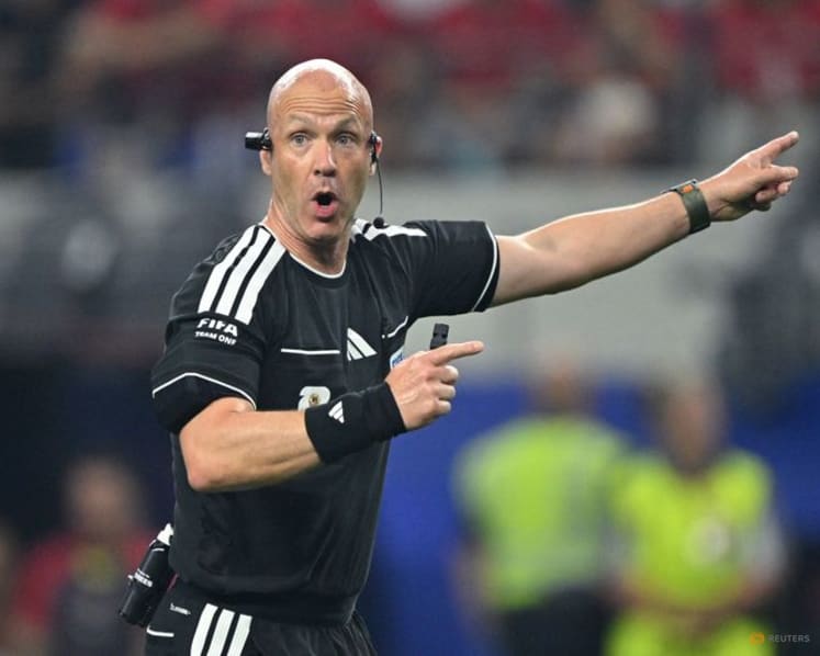 Anthony Taylor announces retirement from elite refereeing