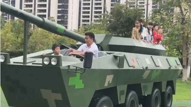 中国幼儿园举办国庆活动 超狂家长开“坦克”来助兴