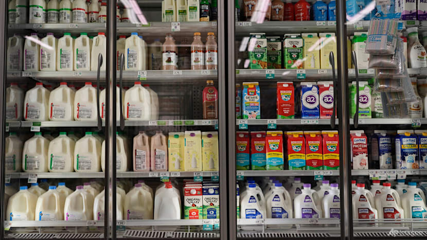 US retail sales lose steam, consumer confidence drops as costs rise