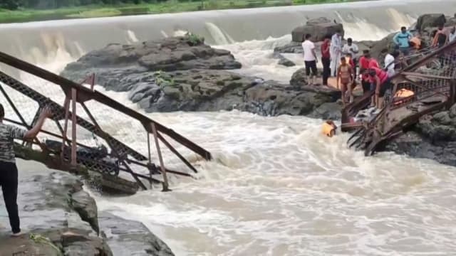 印度旅游景点铁桥坍塌 两人死亡多人被冲走