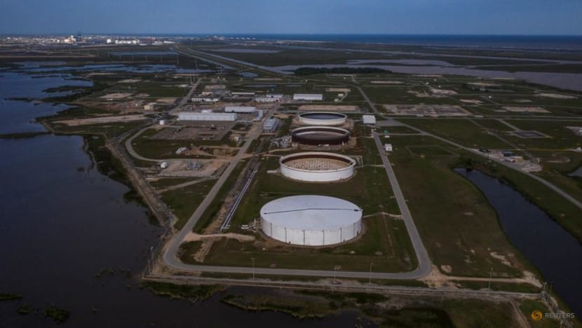 Oil settles down 2%, big weekly drop after US jobs data Oil settles down 2%, big weekly drop after US jobs data
