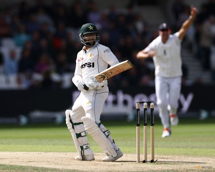 England rout Pakistan to go one up in test series