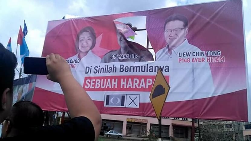 Gambar Dr Mahathir dipotong dari sepanduk; SPR dianggap lakukan kesalahan kata peguam