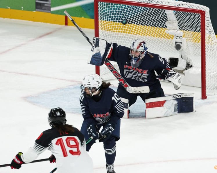 Ice hockey-Switzerland overcome Czechs in thrilling shootout, Japan score late to beat France