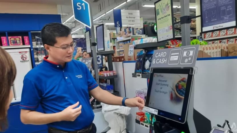 Pelanggan FairPrice perlu imbas kod bar di kaunter layan diri bagi bayaran beg plastik Pelanggan FairPrice perlu imbas kod bar di kaunter layan diri bagi bayaran beg plastik