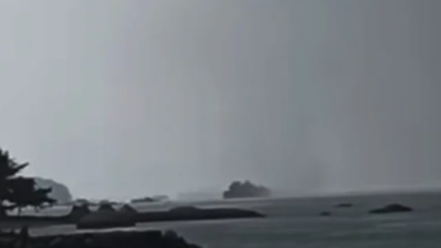 马六甲海上出现水龙卷 向岸边移动吓坏民众