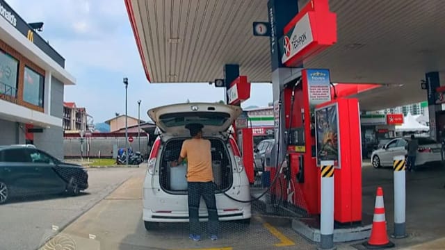 再有人汽油装容器 马国当局将介入调查