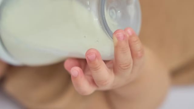 强迫一岁女童喝奶至呕吐 前幼儿园教师判监14个月