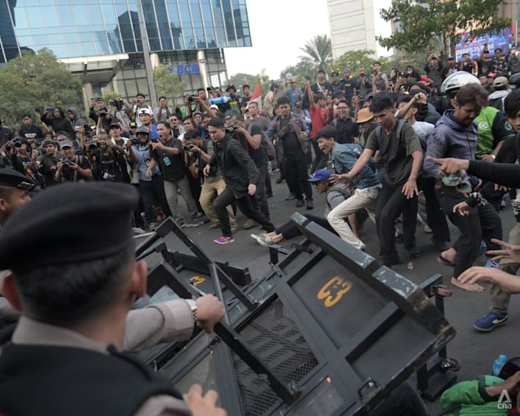Students hold 'Heading to Bankrupt Indonesia' protests against Prabowo's policies