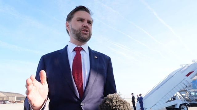 万斯警告伊朗勿耍花招 强调谈判须真诚