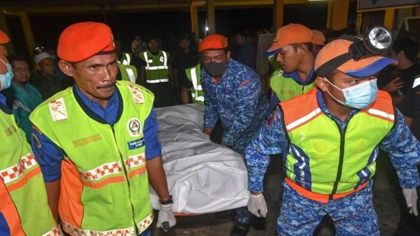 4 maut, 4 hilang selepas bot pancing terbalik