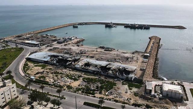 伊朗革命卫队称攻击美军基地 以报复阿巴斯港被袭