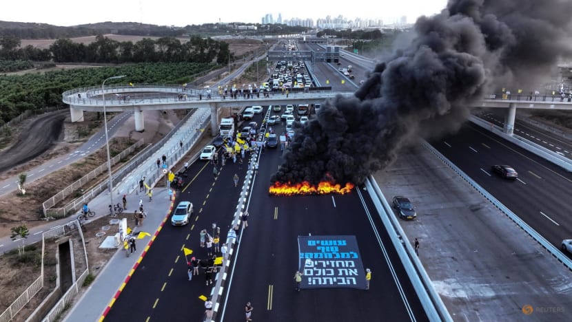 Israeli protesters call for hostage deal ahead of Cabinet meeting