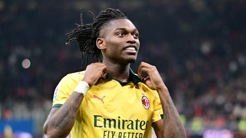 Leao double sends Milan top with 2-1 win over Fiorentina