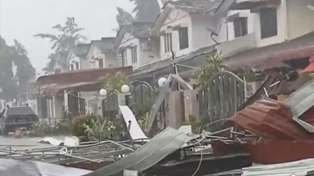怡保巴占疑现“龙卷风” 狂风掀翻屋顶凉棚