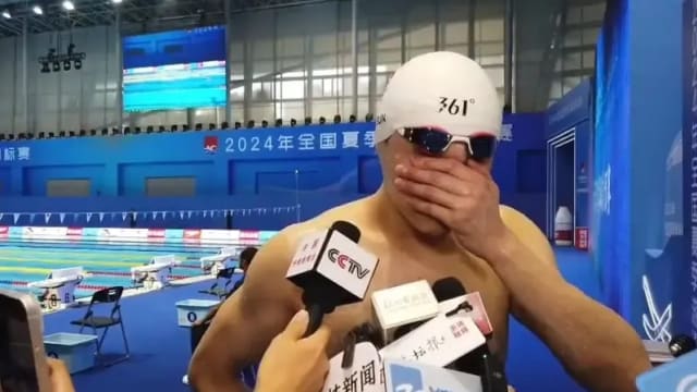孙杨复出首秀夺冠 赢400米自由泳激动大哭