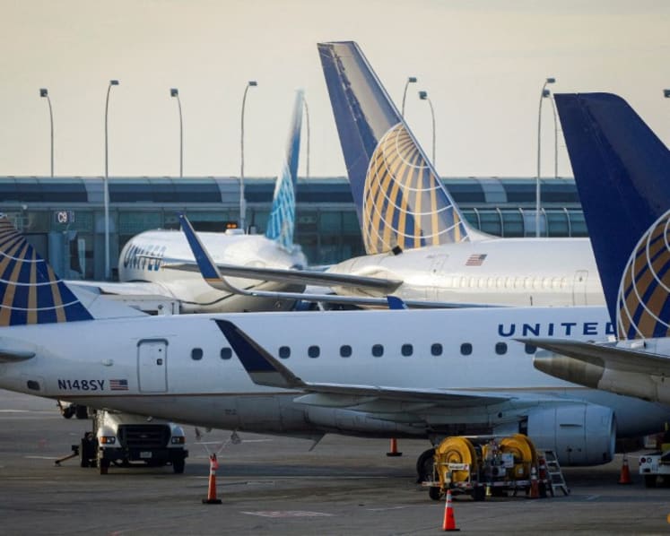 US expects flight delays to worsen as controllers miss paychecks