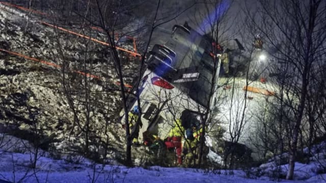 挪威巴士坠湖事故  挪威大使馆：没有接获新加坡人死亡通报