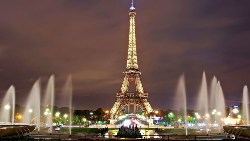 Eiffel கோபுரத்தில் ஏறிய ஆடவர் - சுற்றுவட்டார மக்கள் வெளியேற்றம்