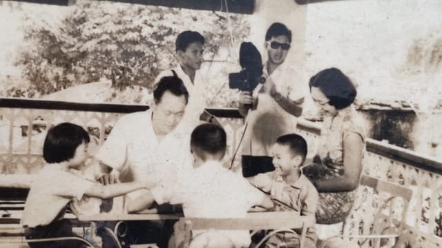 【958印象古早】梦想做明星却当上摄影师  国泰前员工难忘拍摄建国总理一家