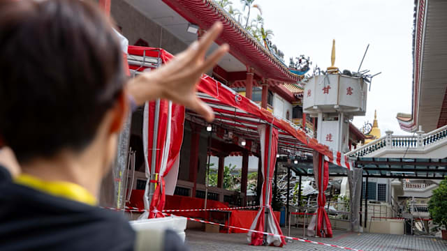 亲眼目睹光明山普觉禅寺屋瓦滑落 信众：半夜仍梦见惊险一幕