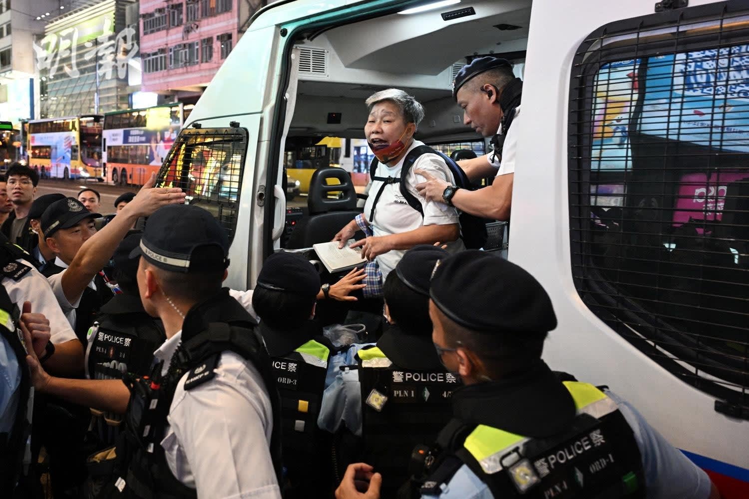 六四天安门事件35周年港警逮捕四人另有五人被调查- 8world