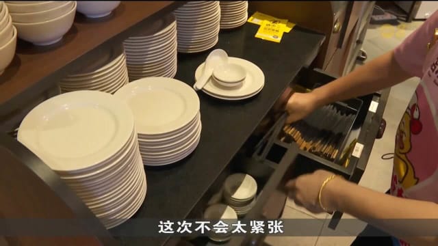 餐饮业者动用兼职员工填补空缺 确保服务不中断