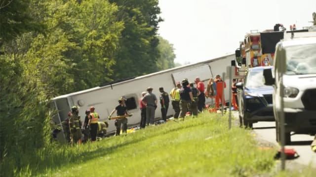 美国旅游巴士在高速公路失控翻覆 至少五人死亡