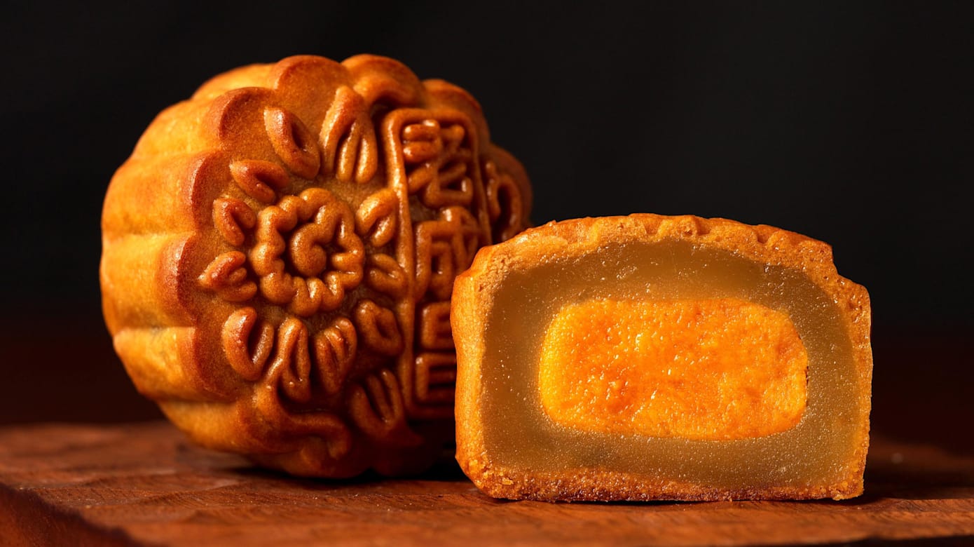 白莲蓉蛋黄馅，$76.8（每盒6个），  $9.80（个）。（图：Old Seng Choong）